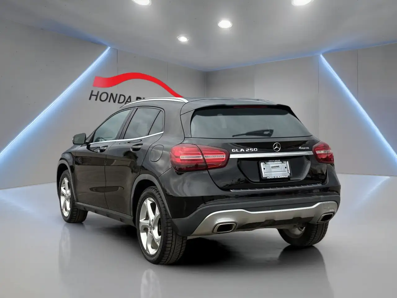 Mercedes-Benz GLA снимка Mercedes-Benz GLA