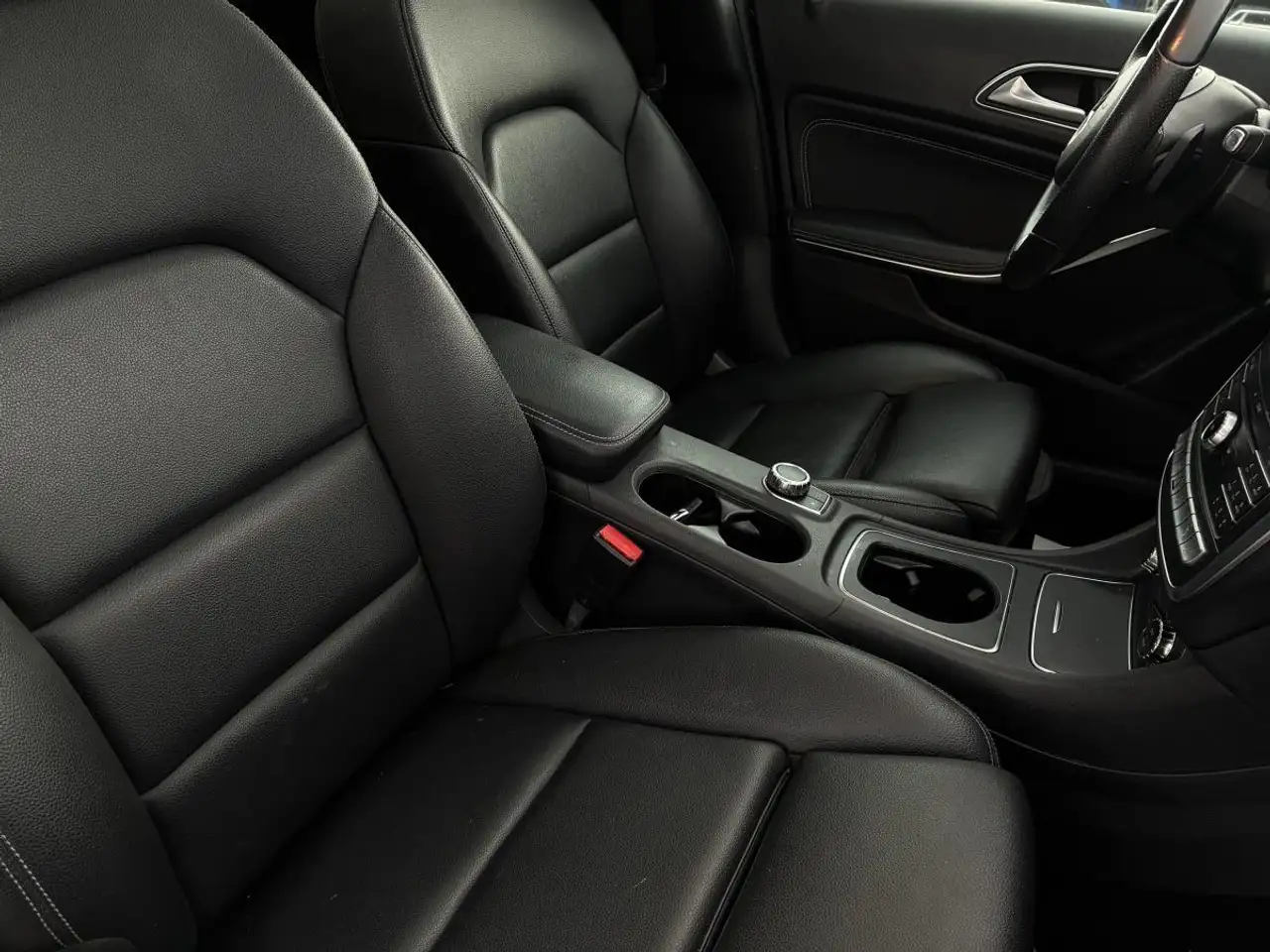 Mercedes-Benz GLA снимка Mercedes-Benz GLA