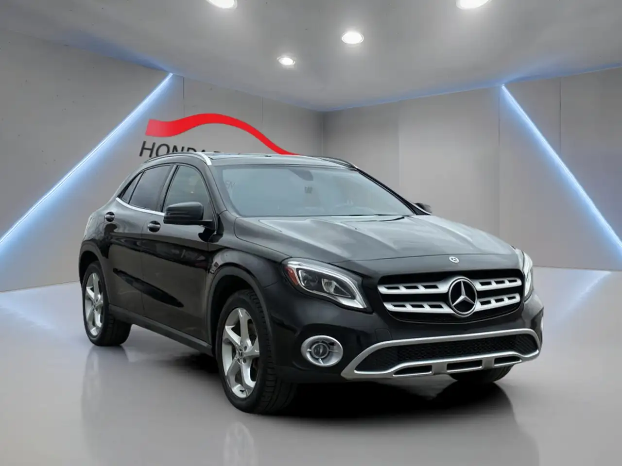 Mercedes-Benz GLA снимка Mercedes-Benz GLA