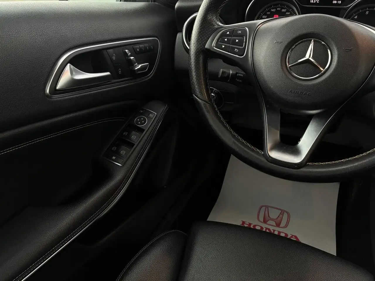 Mercedes-Benz GLA снимка Mercedes-Benz GLA
