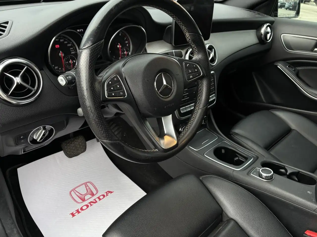 Mercedes-Benz GLA снимка Mercedes-Benz GLA