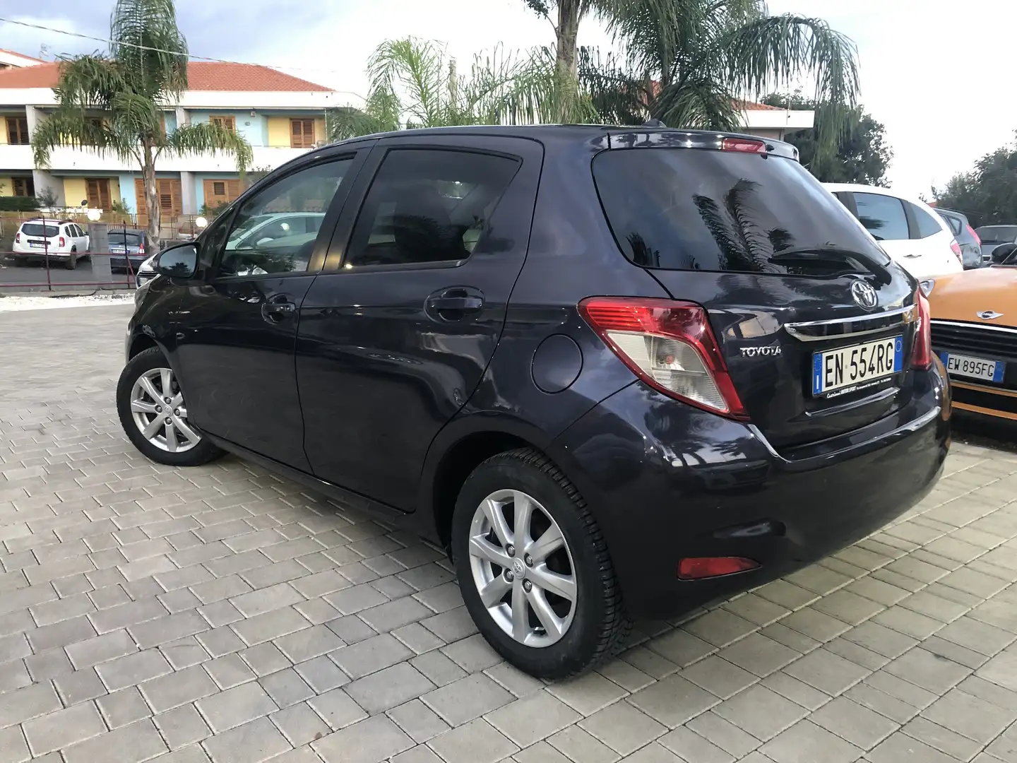 Toyota Yaris 5p 1.3 Lounge s/CL Lilla - 2