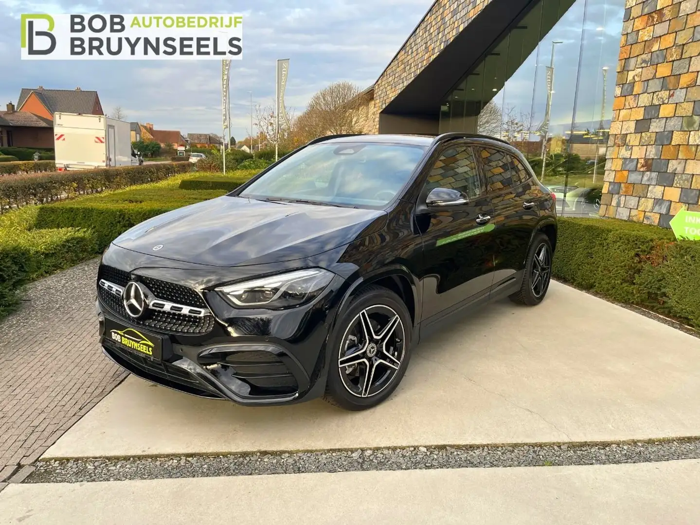 Mercedes-Benz GLA 180 GLA 180 7G-DCT AMG Line Advanced Plus Zwart - 1