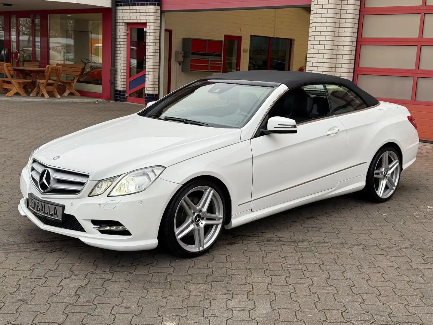 Mercedes-Benz E 200 CABRIO CGI AMG-STYLING, LEDER Weiß - 1