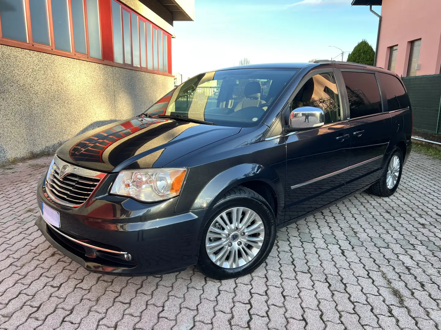 Lancia Voyager 2.8L Platinum 177cv. Stow&Go Gris - 1