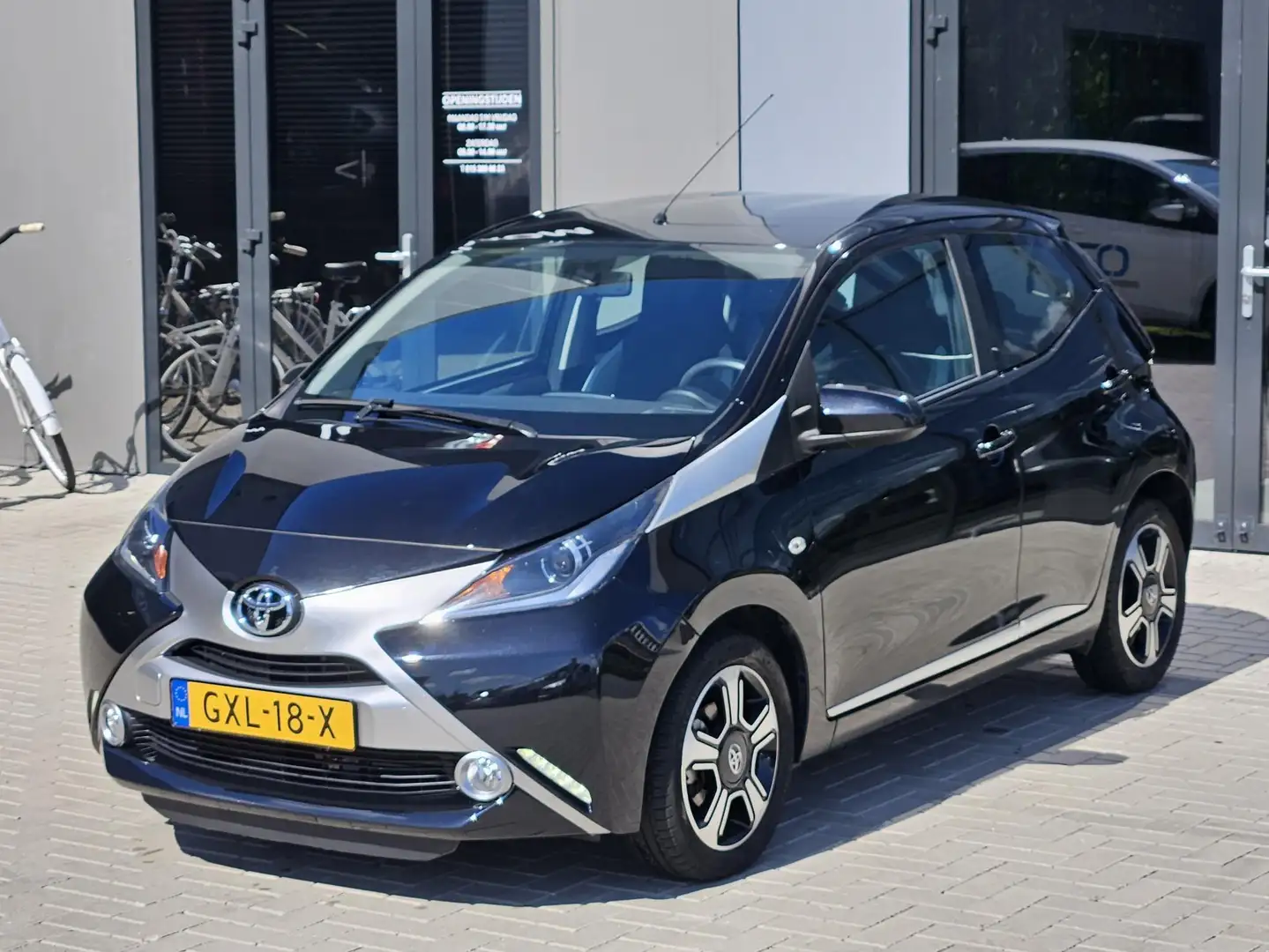 Toyota Aygo 1.0 VVT-i x-clusiv Cam ECC LM15 22.000km Zwart - 2