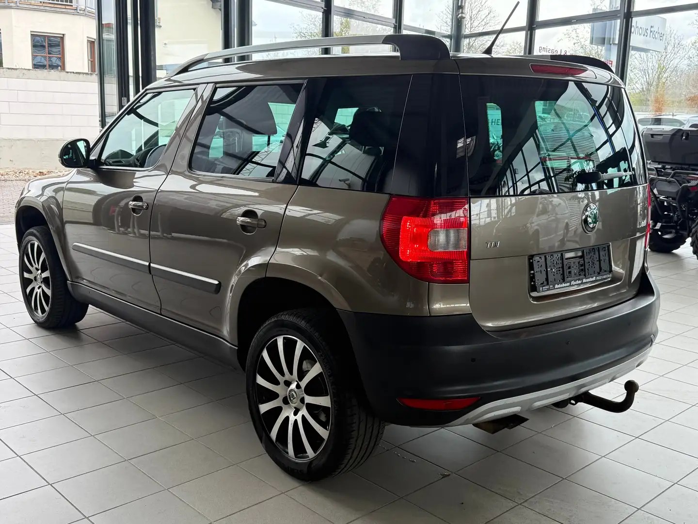 Skoda Yeti 2.0 TDI Ambition *Ahk*8-fach Bereift* Marrón - 2