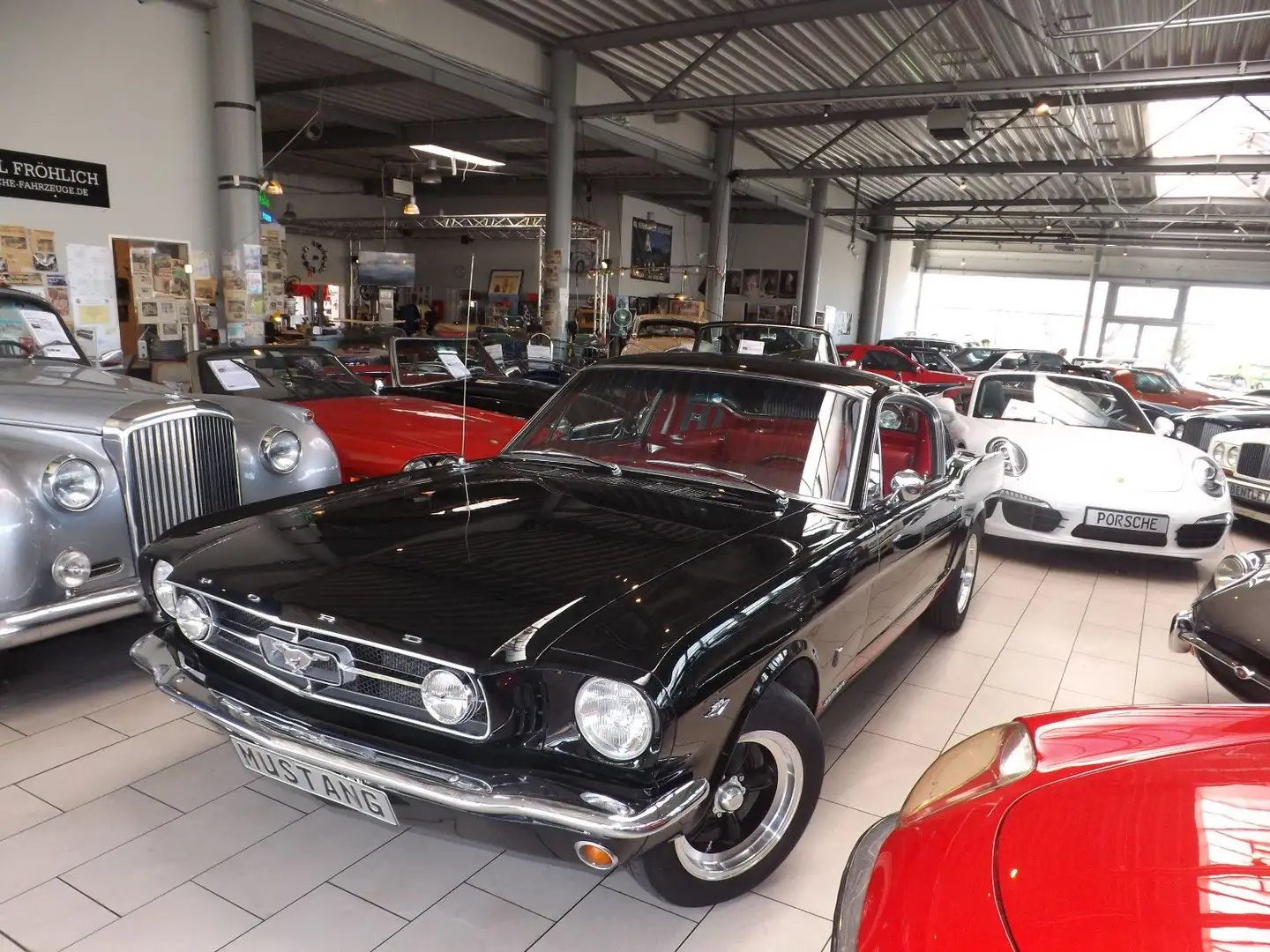 Ford Mustang Fastback - rabenschwarz und blutrot! Schwarz - 1