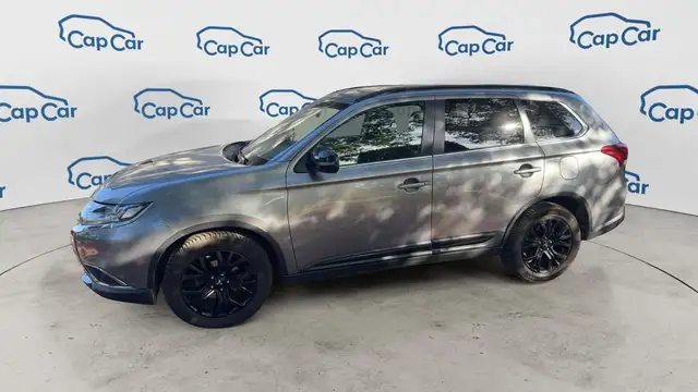 Mitsubishi Outlander view 2