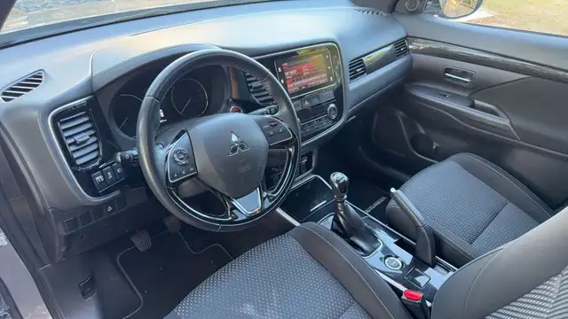 Mitsubishi Outlander view 8