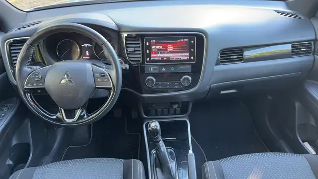 Mitsubishi Outlander view 11
