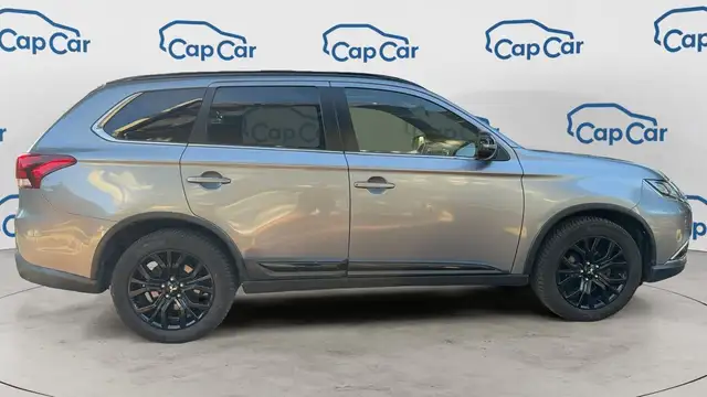 Mitsubishi Outlander view 4