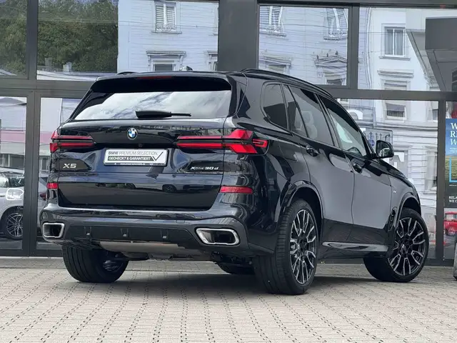 BMW X5 view 2