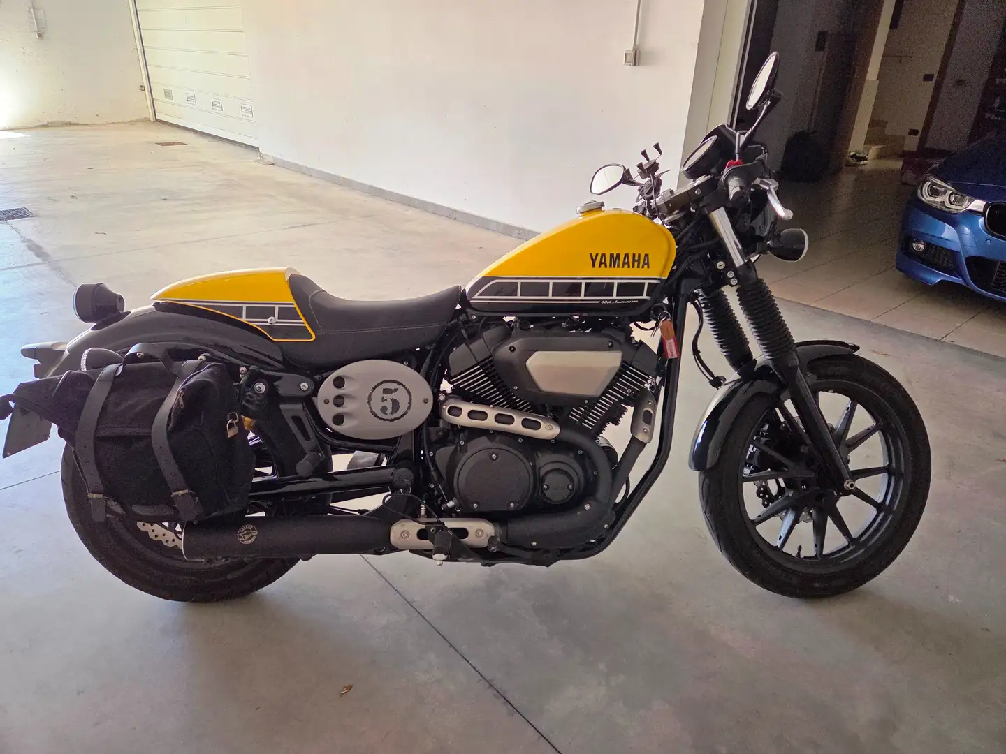 Yamaha XV 950 YAMAHA XV 950 Racer 60th - Borsa Casco Terminale Amarillo - 1