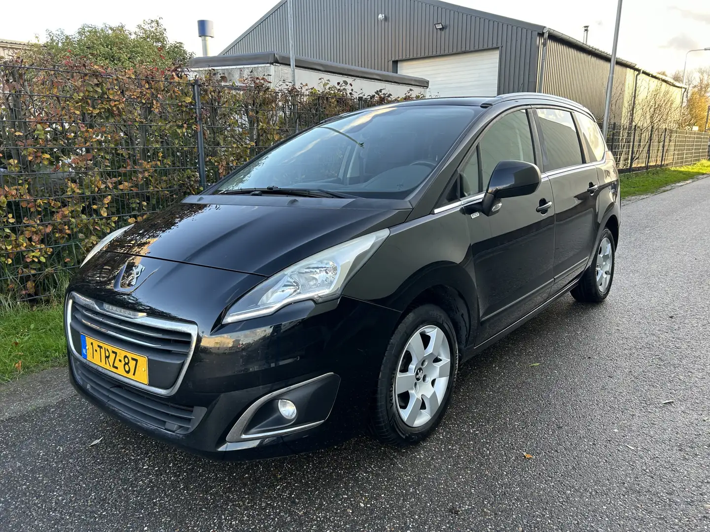 Peugeot 5008 1.6 THP Style / 7 PERSOONS / PANORAMADAK / AIRCO / Schwarz - 1