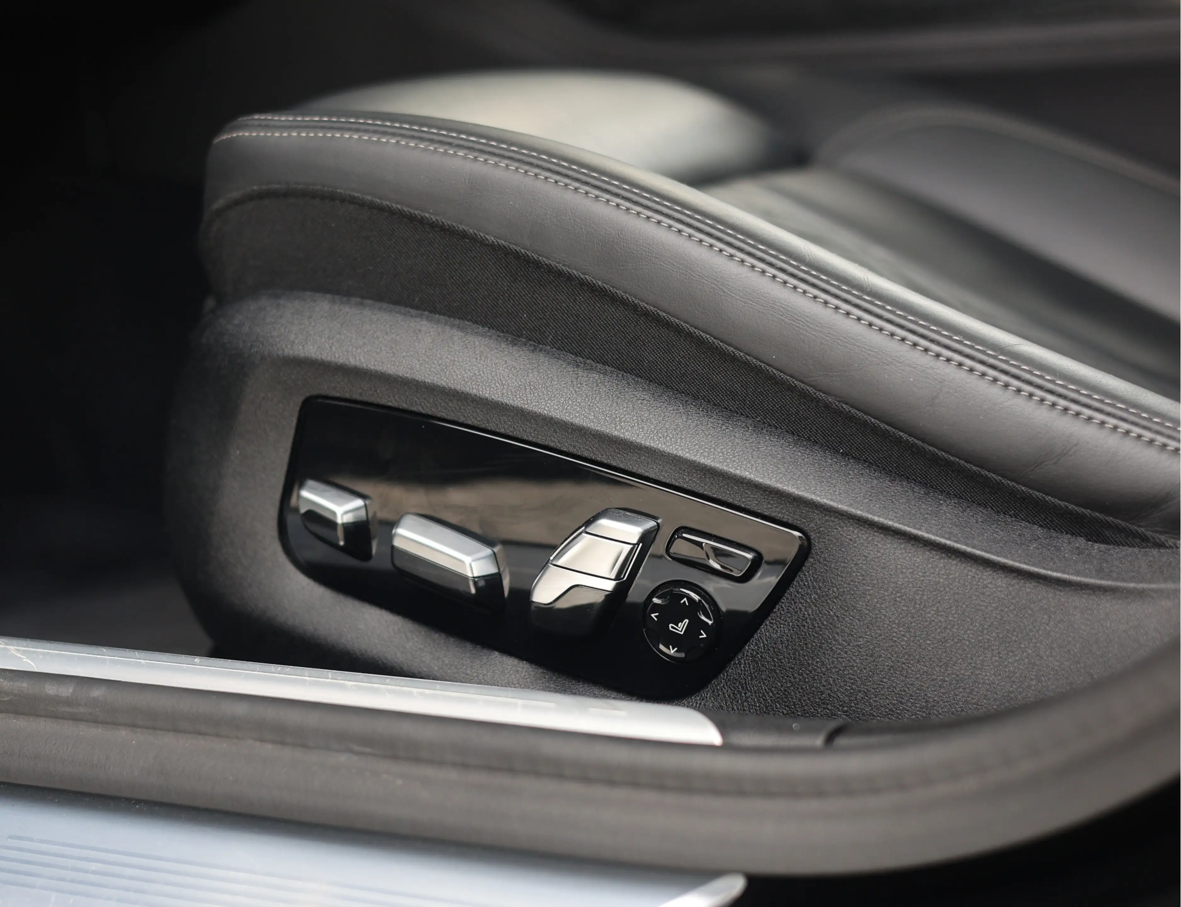 BMW 760 7-serie M760Li xDrive | Skylounge - M Driver's Pac — photo 25