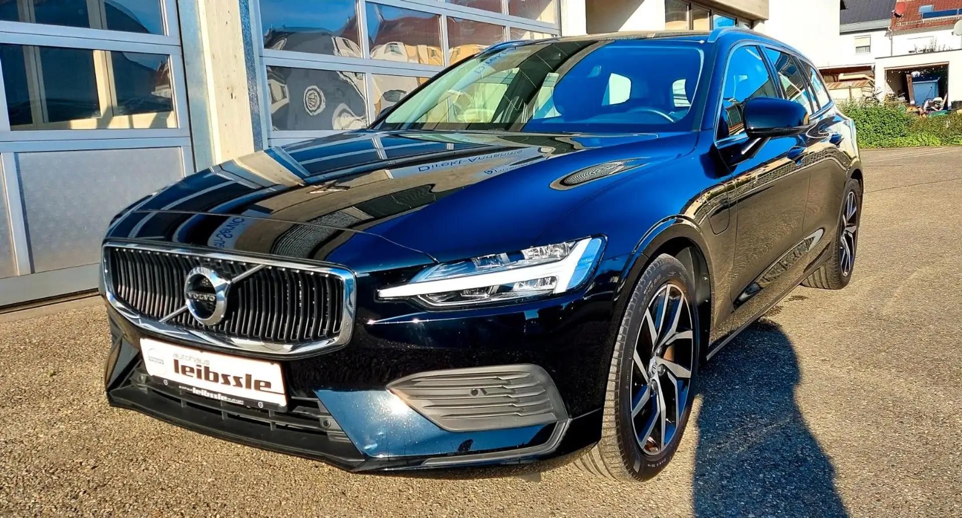 Volvo V60 T6 Plug-In Hybrid Momentum Pro AWD Schwarz - 2