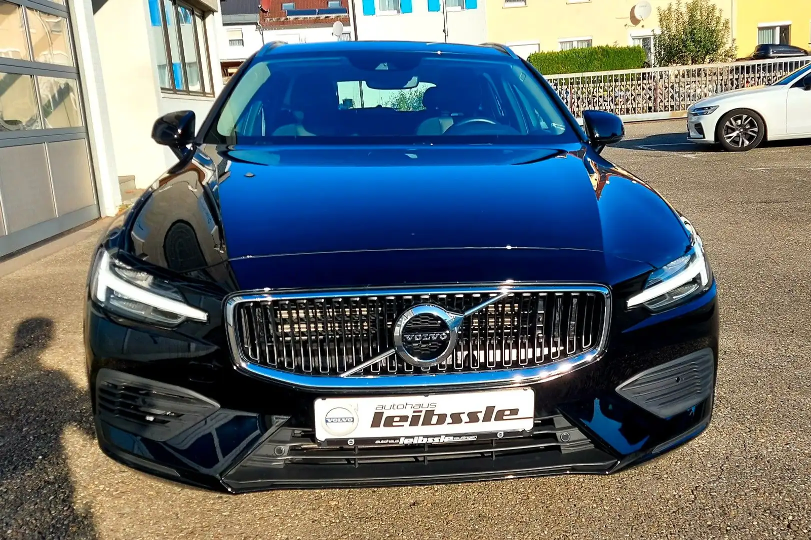Volvo V60 T6 Plug-In Hybrid Momentum Pro AWD Schwarz - 1