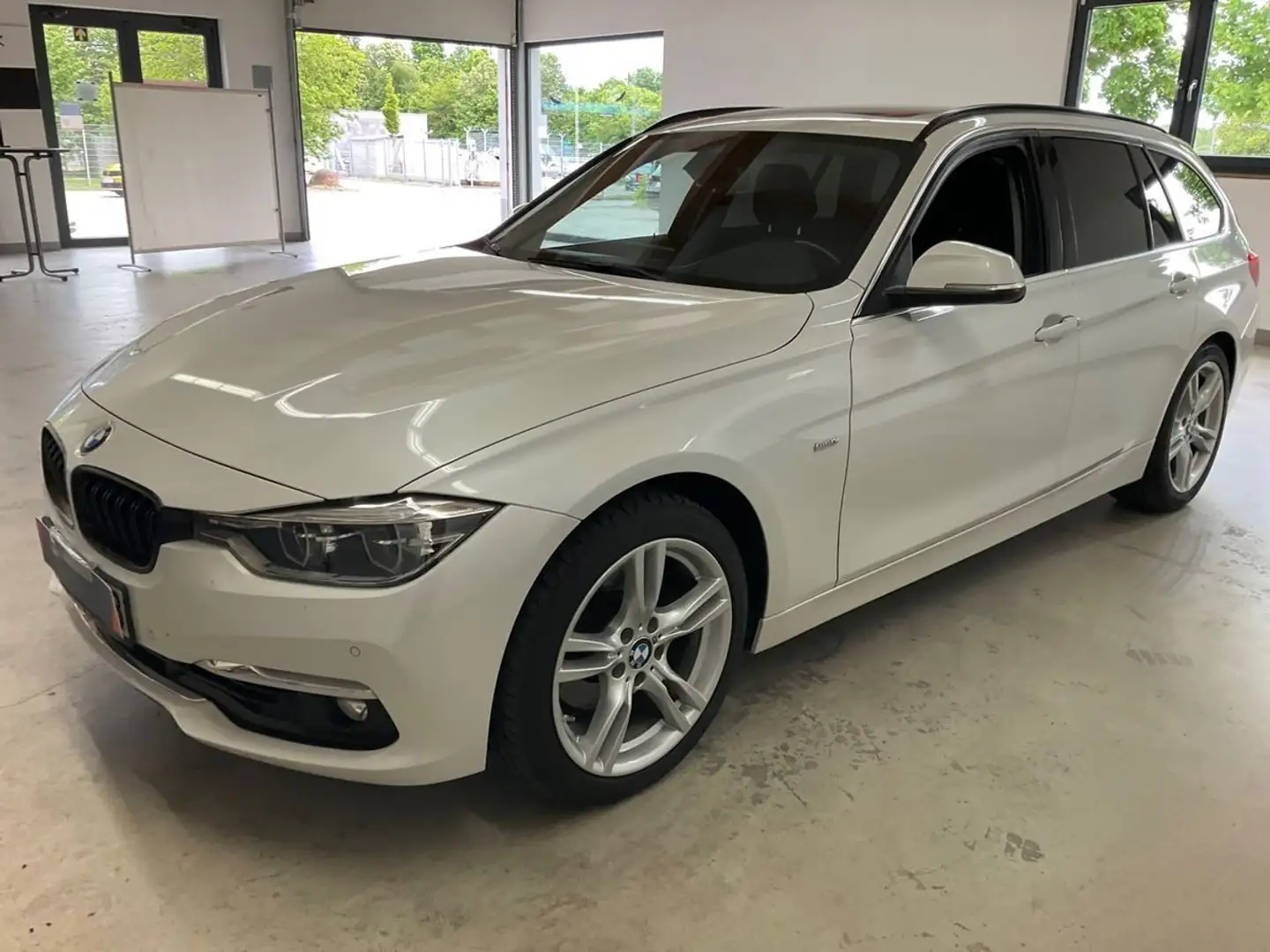 BMW 330 i xDrive TOURING LUXURY LEDER NAVI AHK PANO Blanc - 2