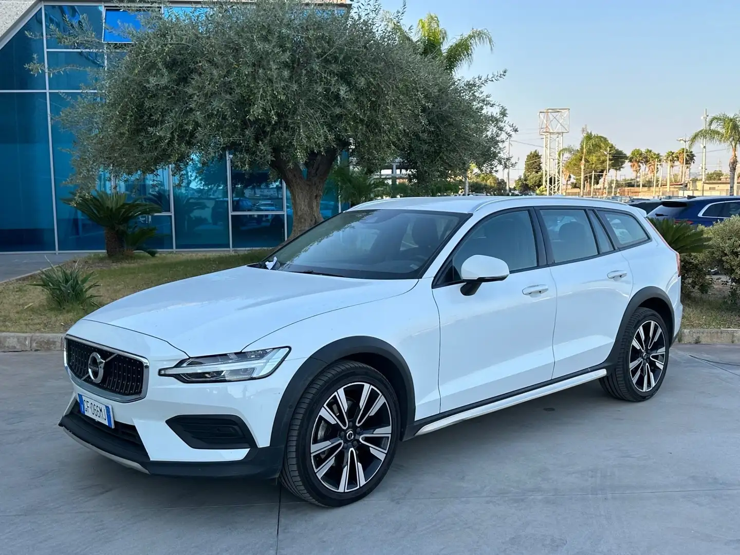 Volvo V60 Cross Country 2.0 b4 Business Pro Line awd auto Білий - 1