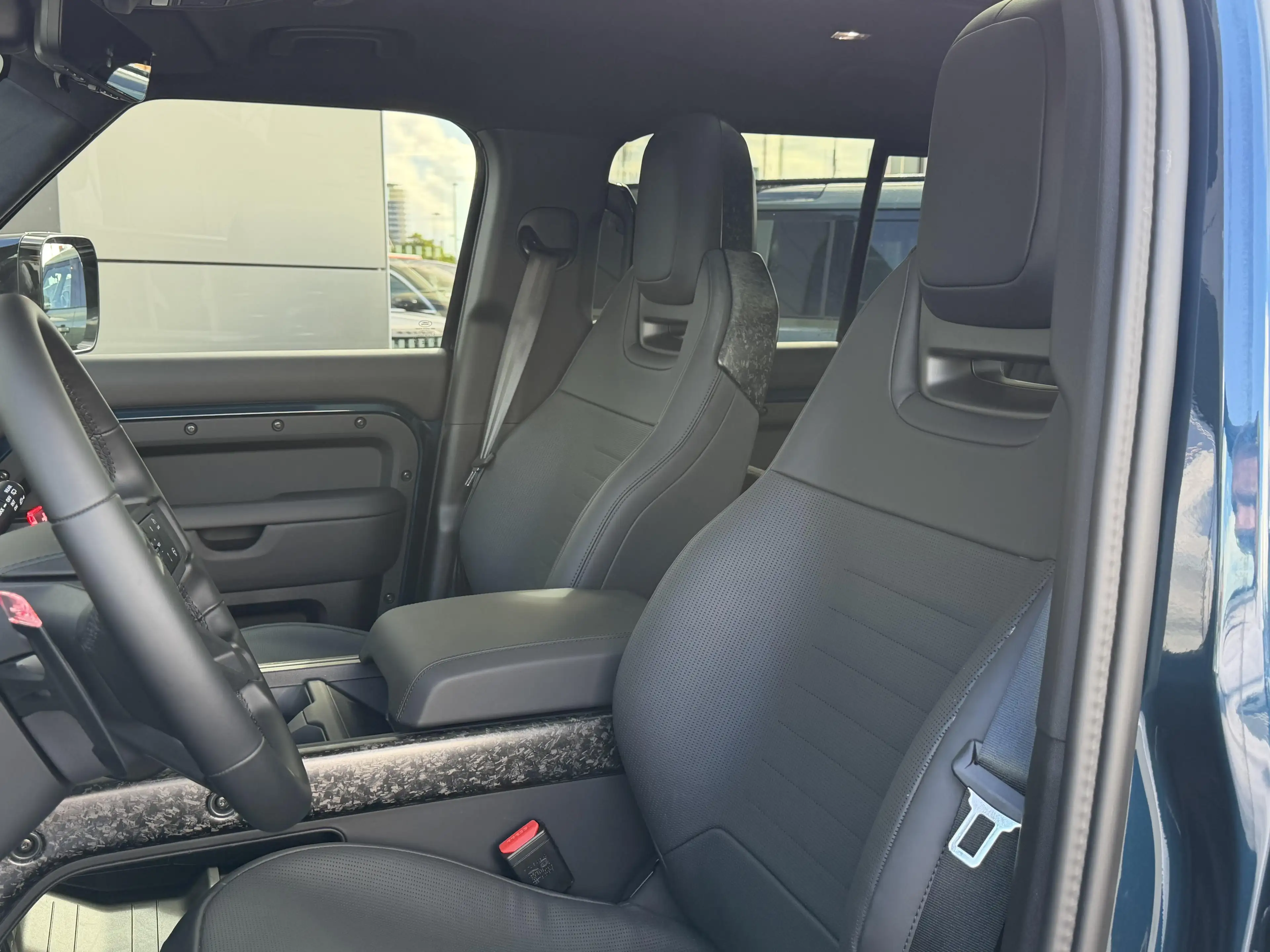 Land Rover Defender P635 OCTA // CHOPPED CARBON LICHTE VRACHT — photo 14