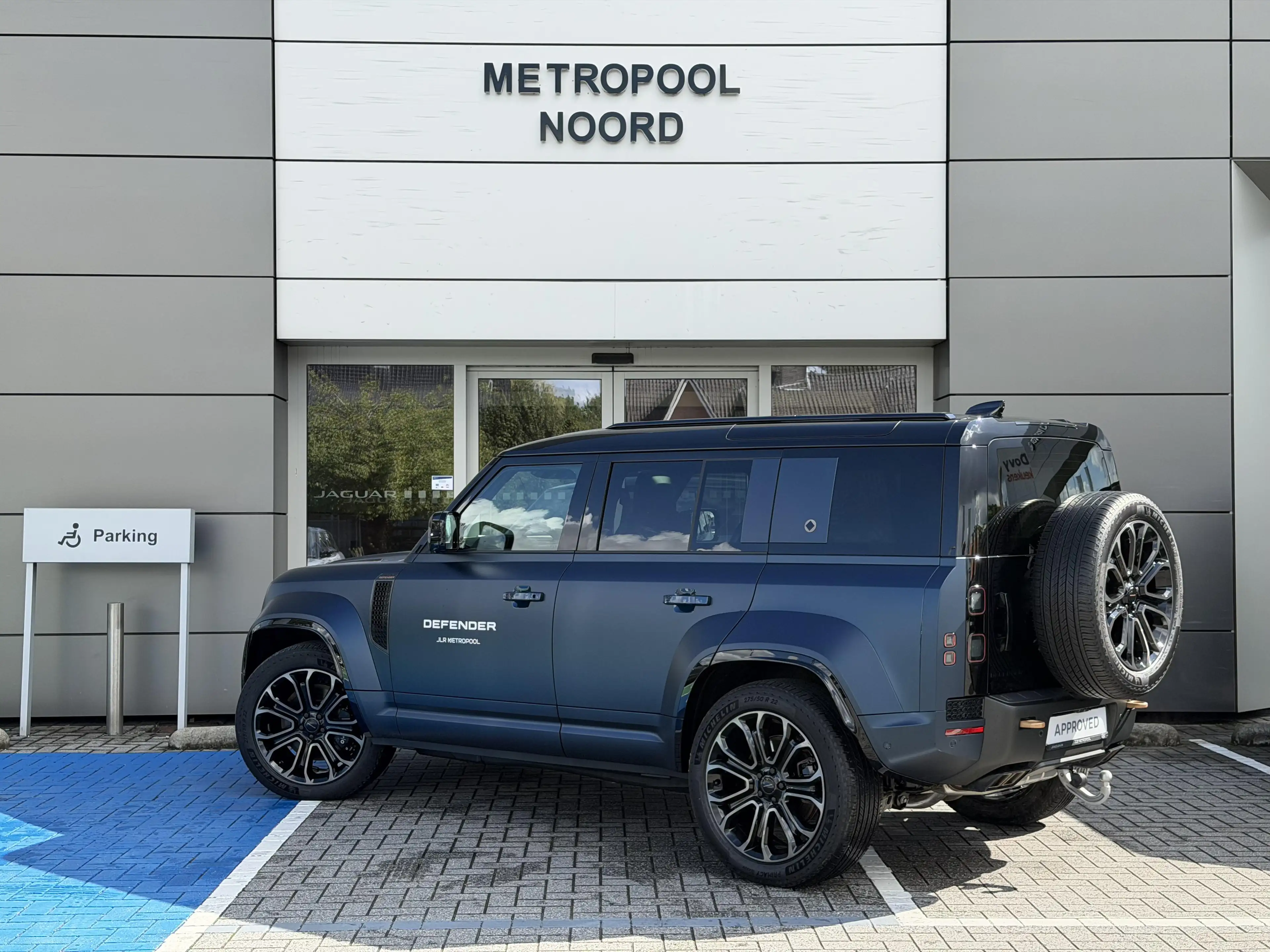 Land Rover Defender P635 OCTA // CHOPPED CARBON LICHTE VRACHT — photo 5