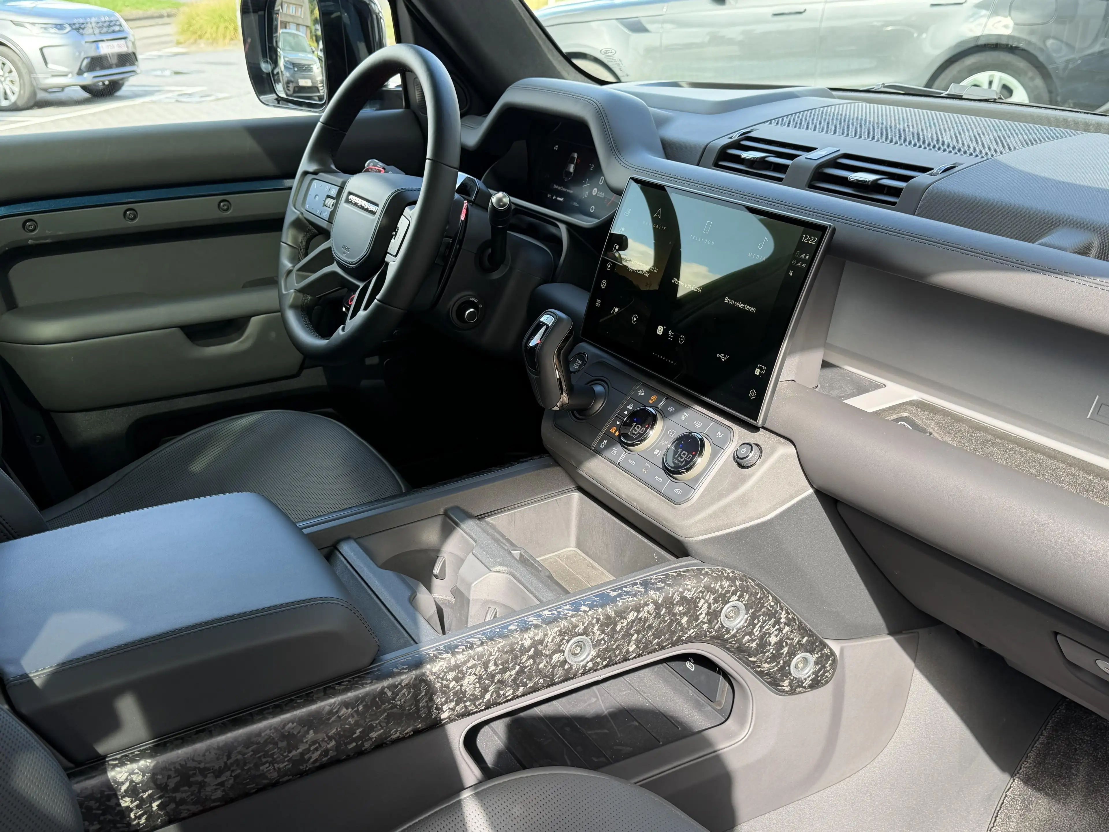Land Rover Defender P635 OCTA // CHOPPED CARBON LICHTE VRACHT — photo 13