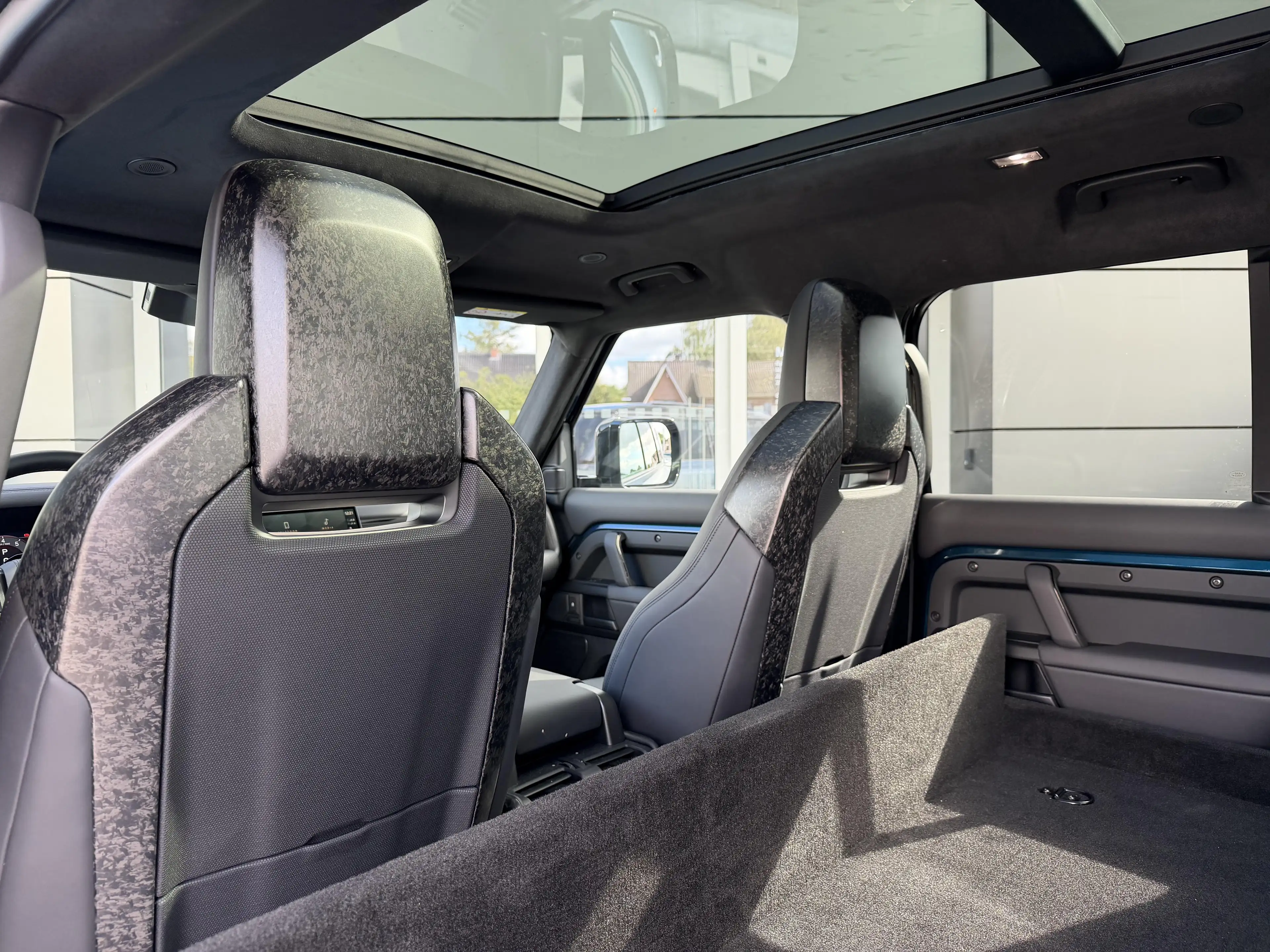 Land Rover Defender P635 OCTA // CHOPPED CARBON LICHTE VRACHT — photo 15