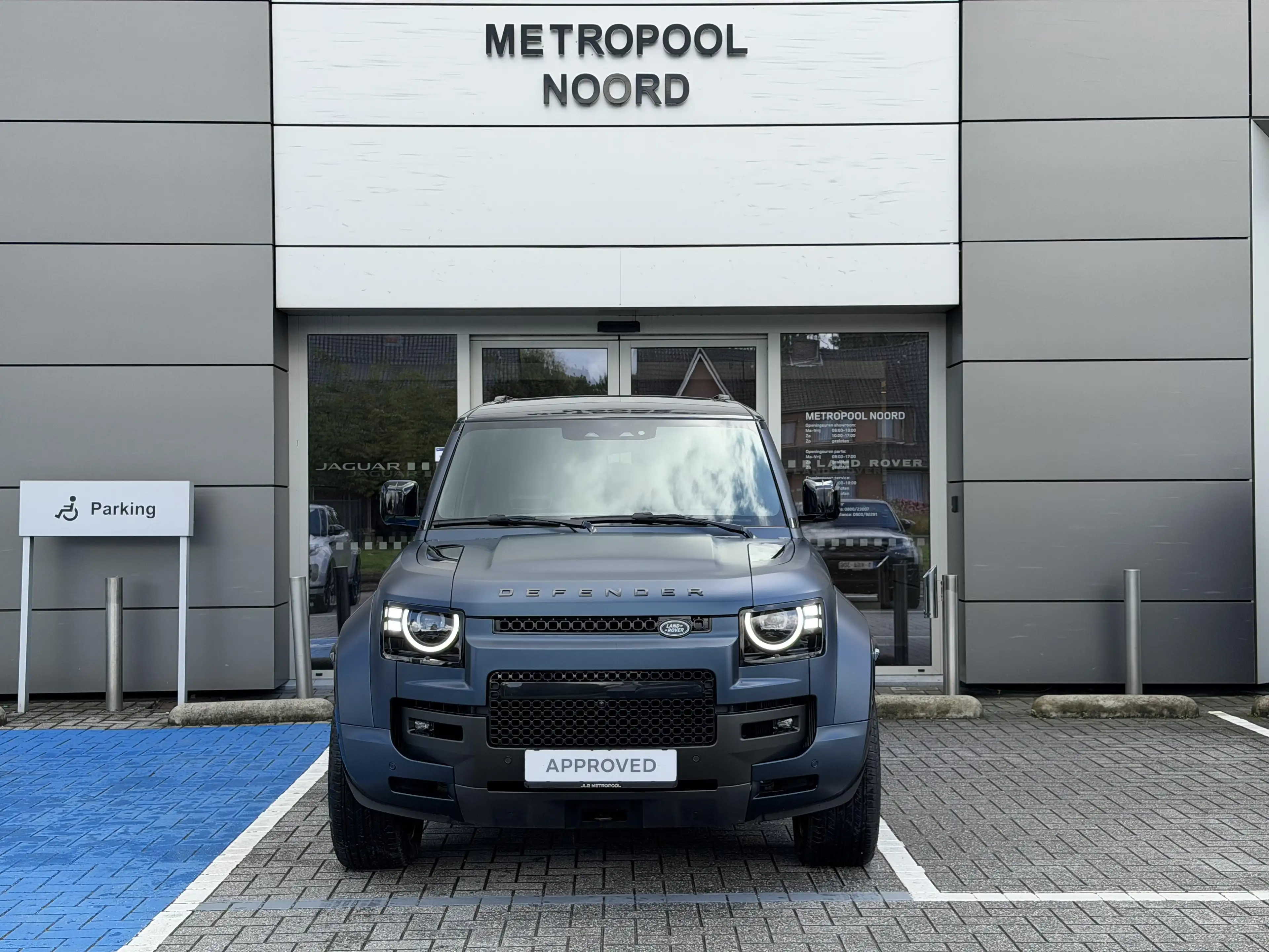 Land Rover Defender P635 OCTA // CHOPPED CARBON LICHTE VRACHT — photo 2