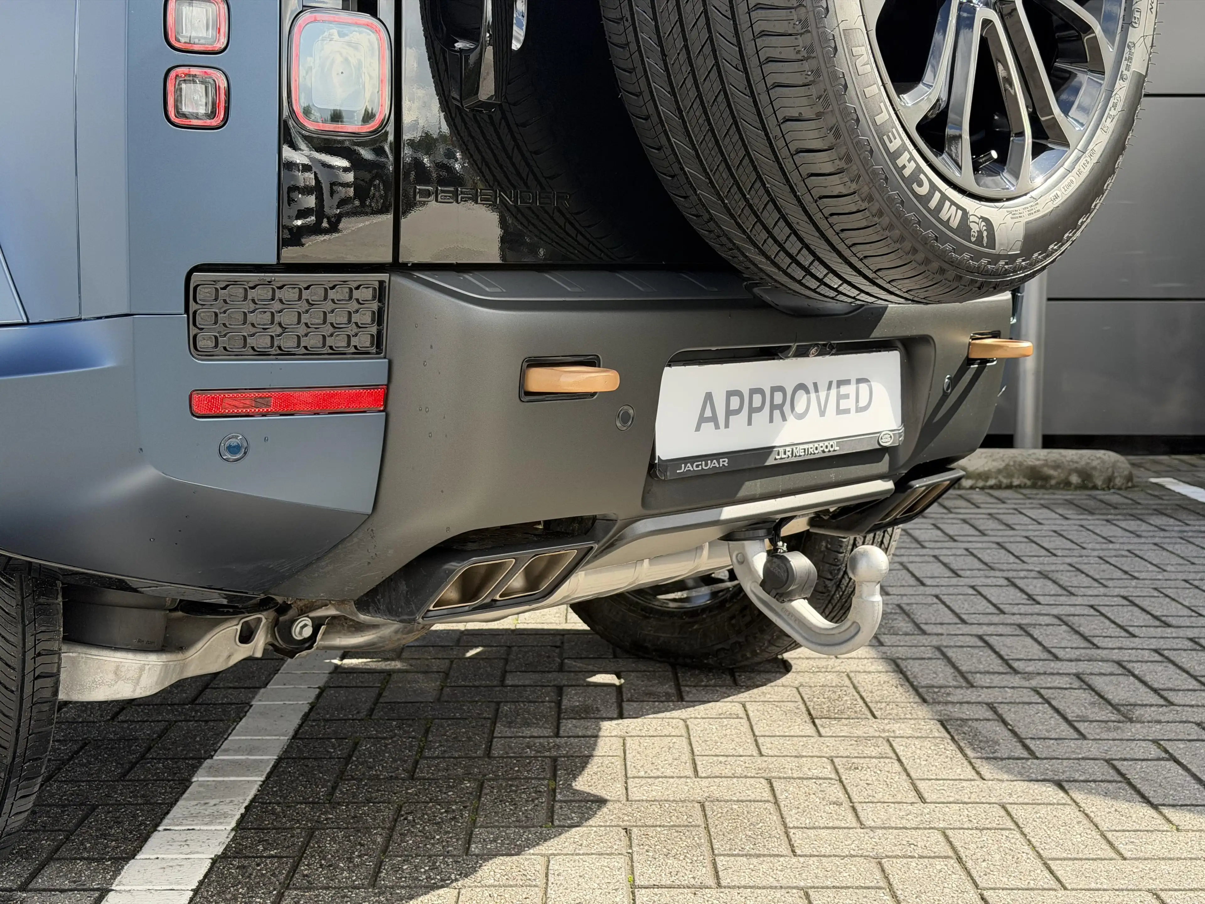 Land Rover Defender P635 OCTA // CHOPPED CARBON LICHTE VRACHT — photo 9