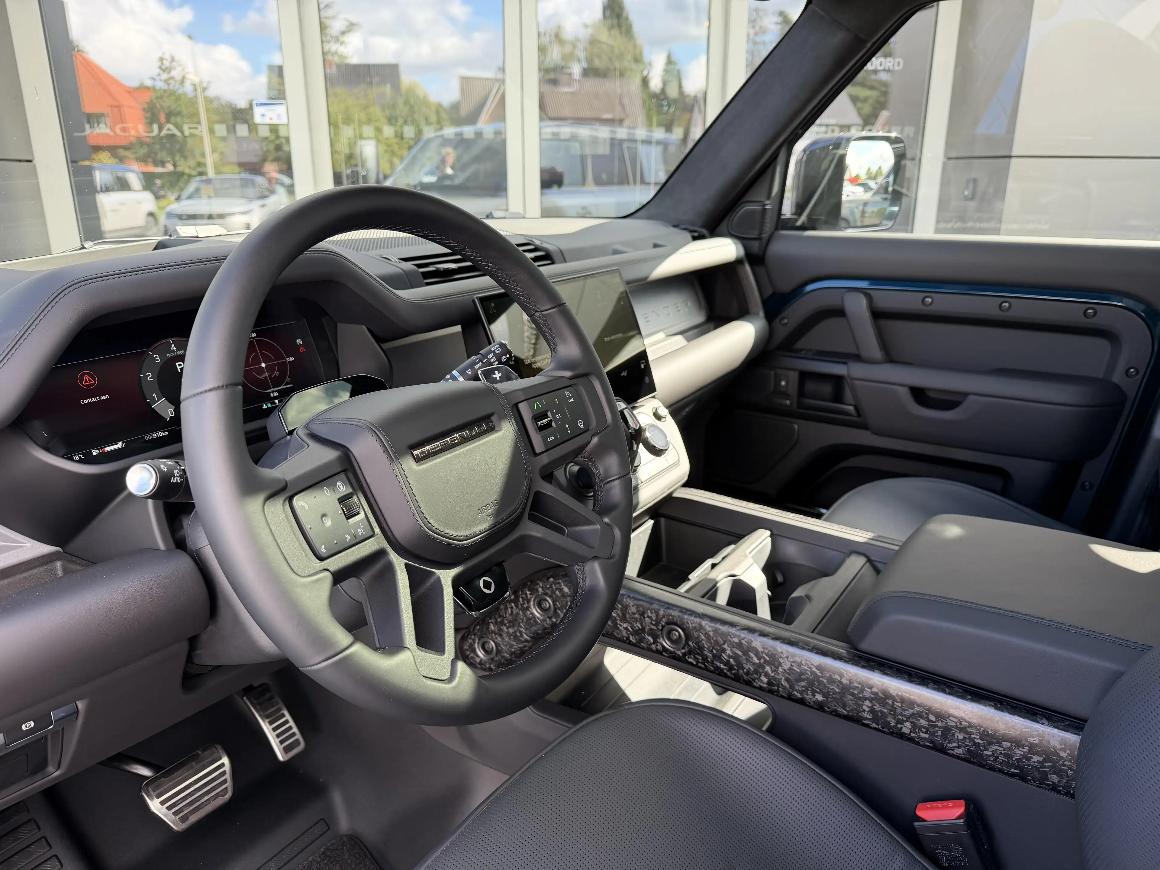 Land Rover Defender P635 OCTA // CHOPPED CARBON LICHTE VRACHT — photo 11