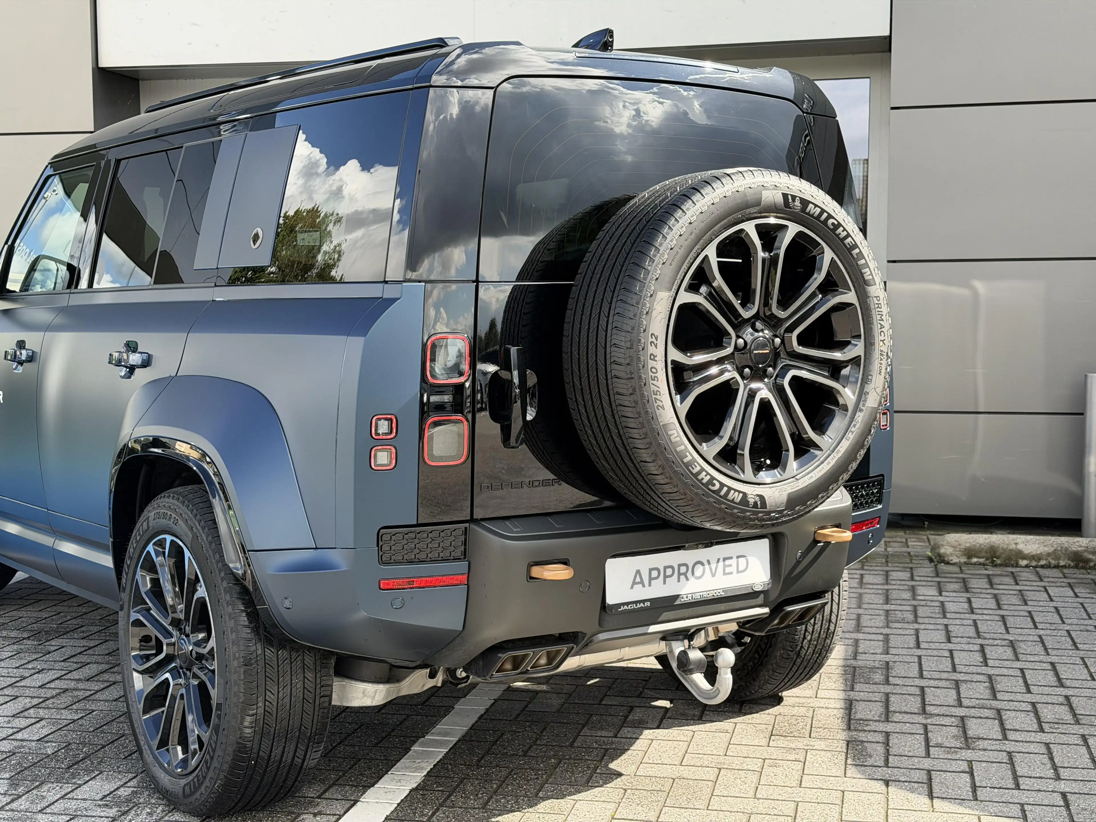 Land Rover Defender P635 OCTA // CHOPPED CARBON LICHTE VRACHT — photo 6