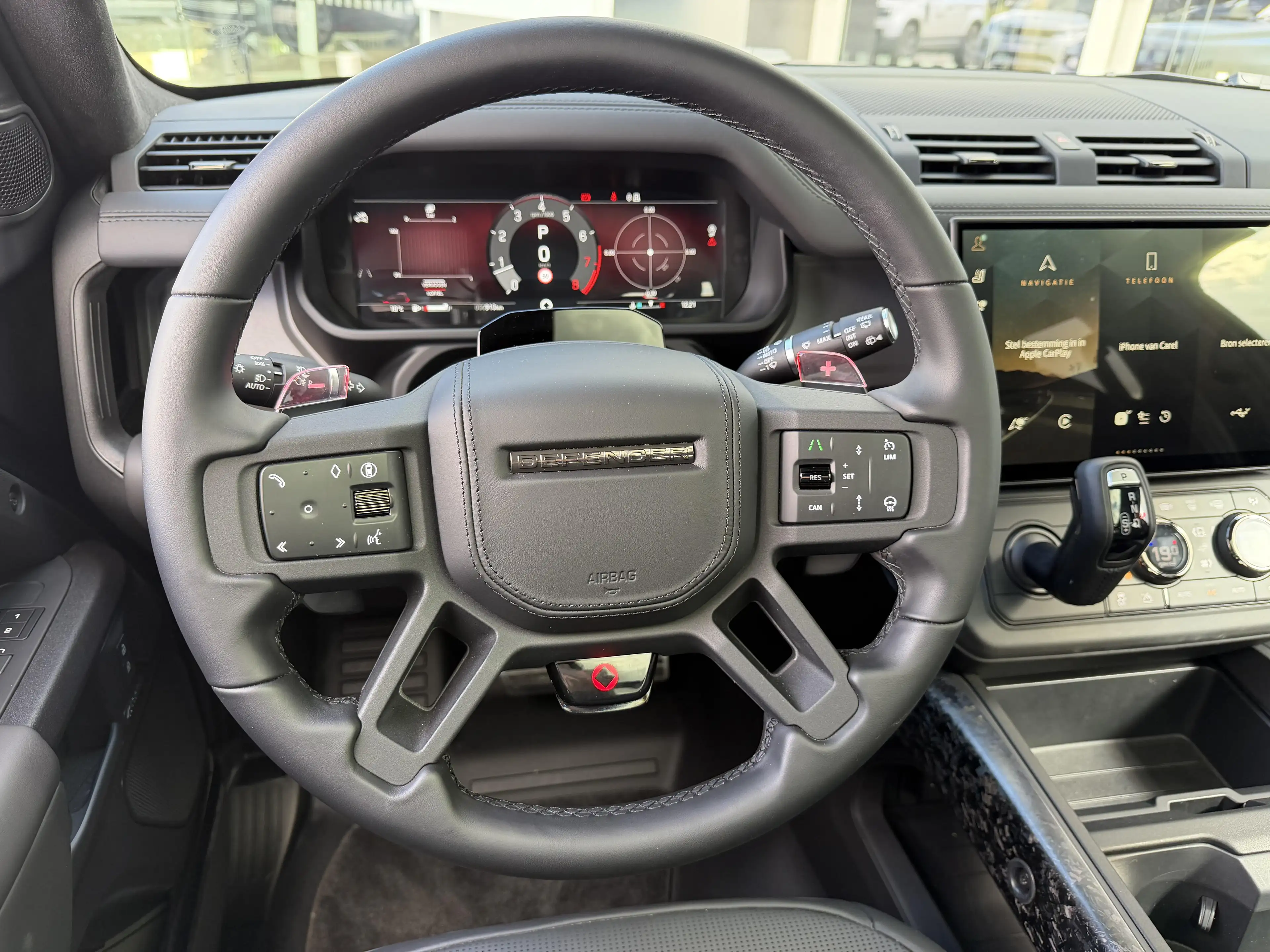 Land Rover Defender P635 OCTA // CHOPPED CARBON LICHTE VRACHT — photo 12