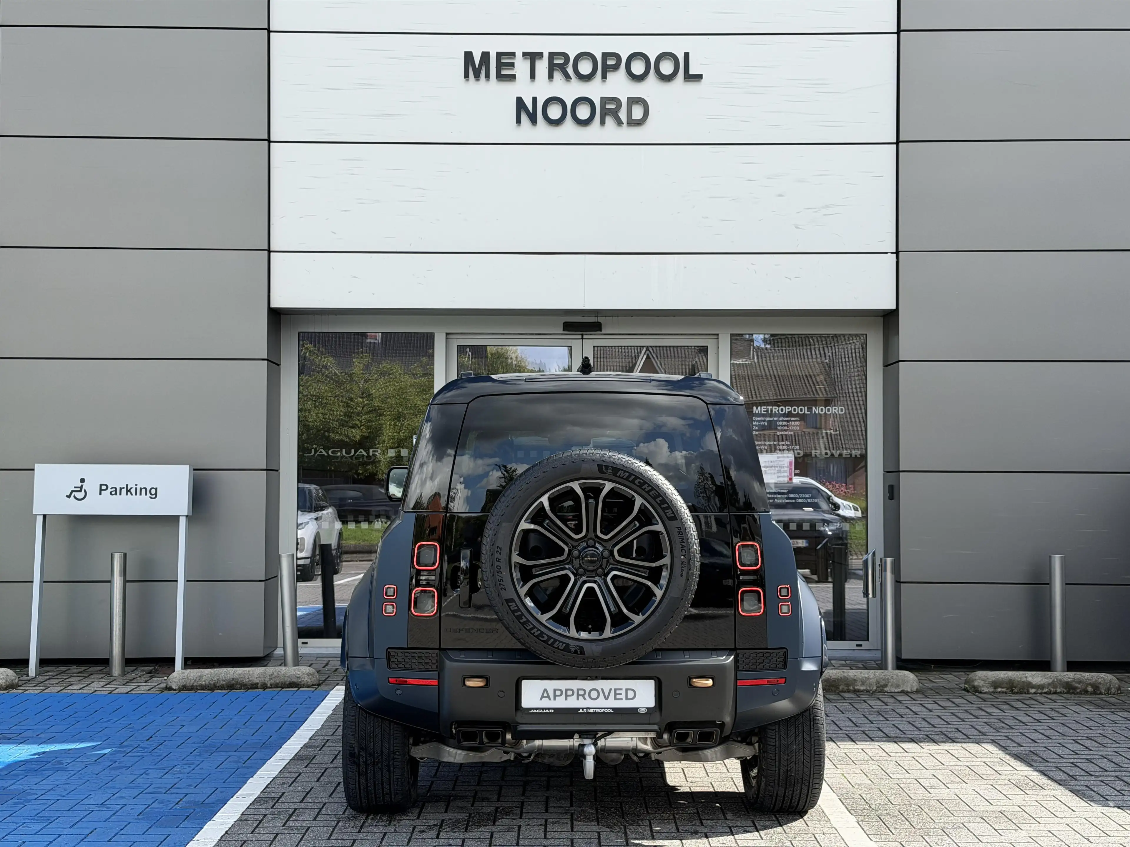 Land Rover Defender P635 OCTA // CHOPPED CARBON LICHTE VRACHT — photo 4