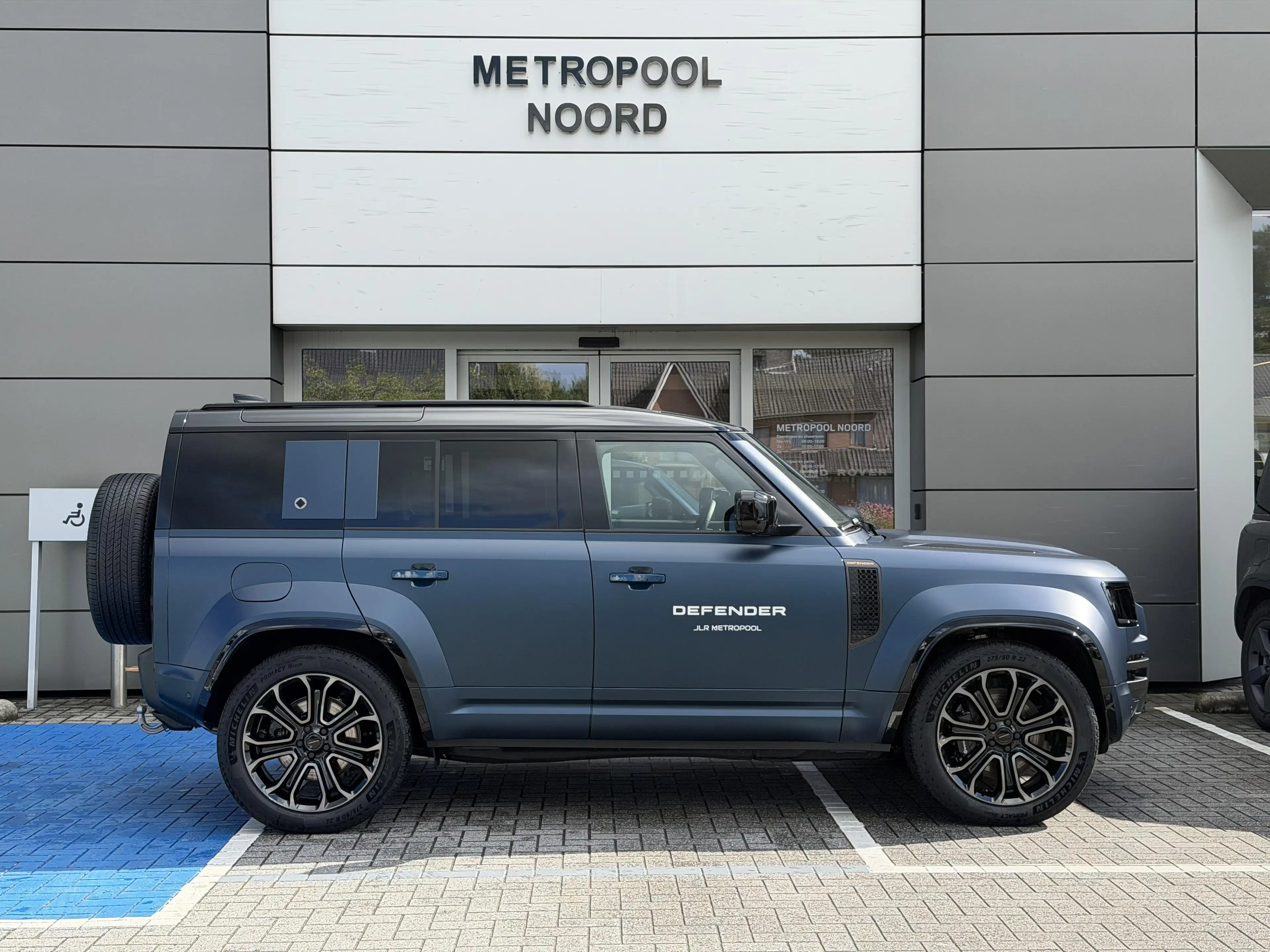 Land Rover Defender P635 OCTA // CHOPPED CARBON LICHTE VRACHT — photo 3