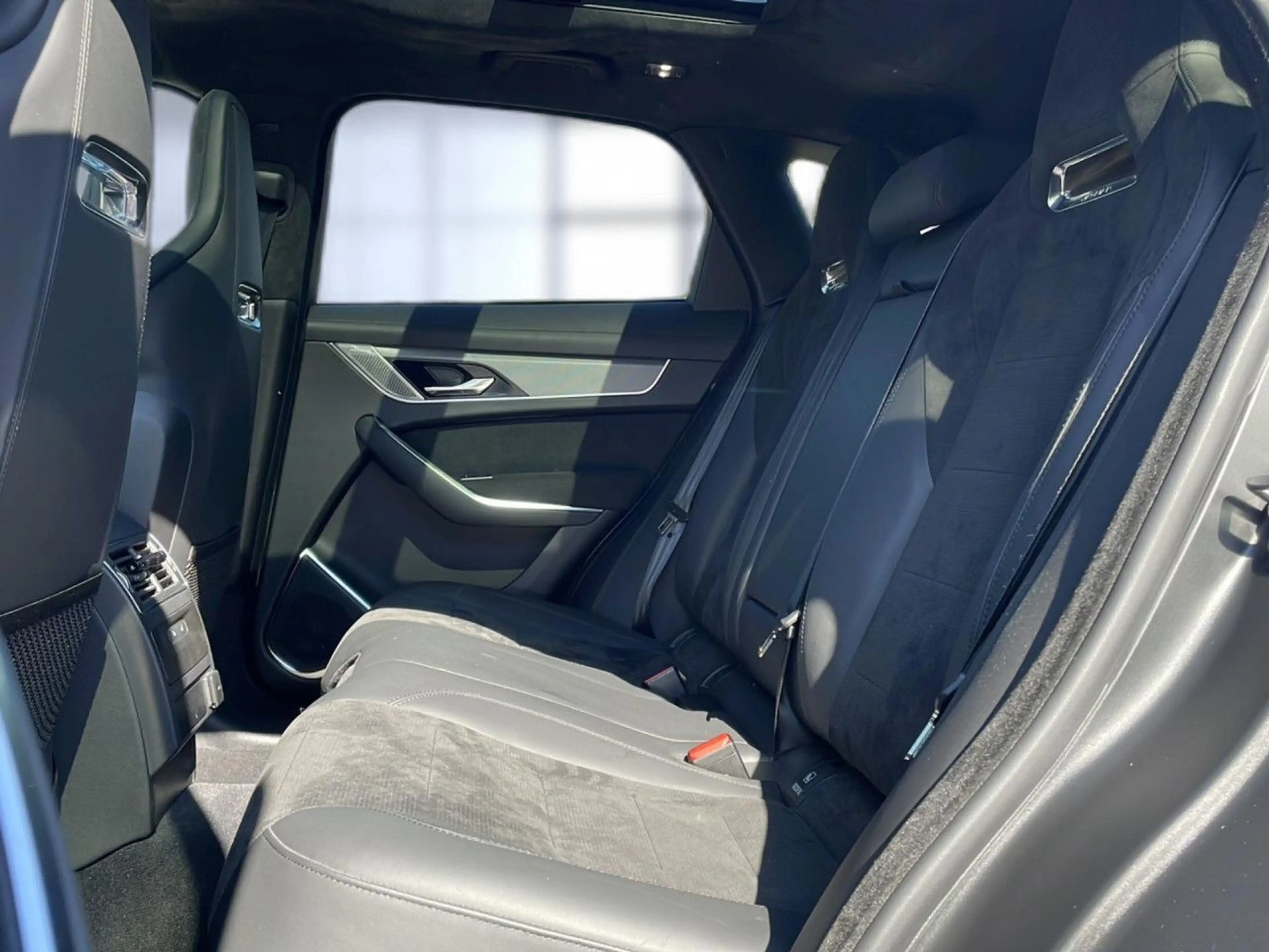 Jaguar F-Pace P550 AWD SVR — photo 15