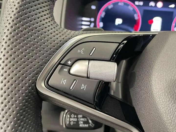 Škoda Karoq SPORTLINE 1.5 TSI DSG ACT 2025, foto 9