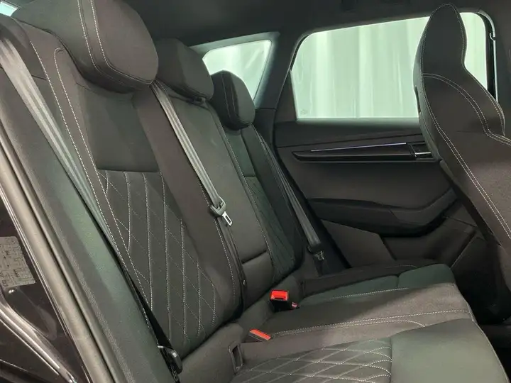 Škoda Karoq SPORTLINE 1.5 TSI DSG ACT 2025, foto 6