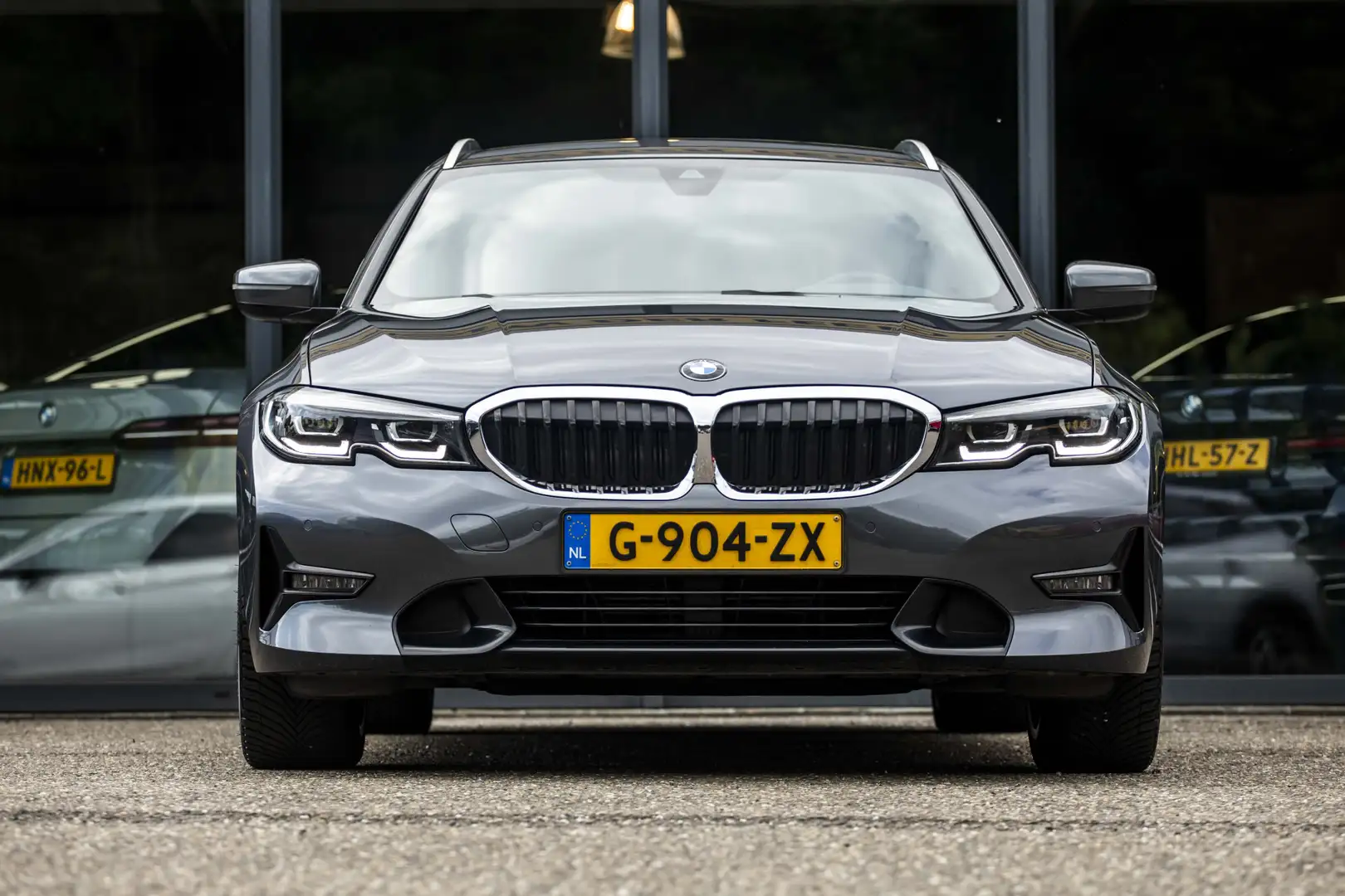 BMW 320 3-serie Touring 320d High Executive Edition Grijs - 2