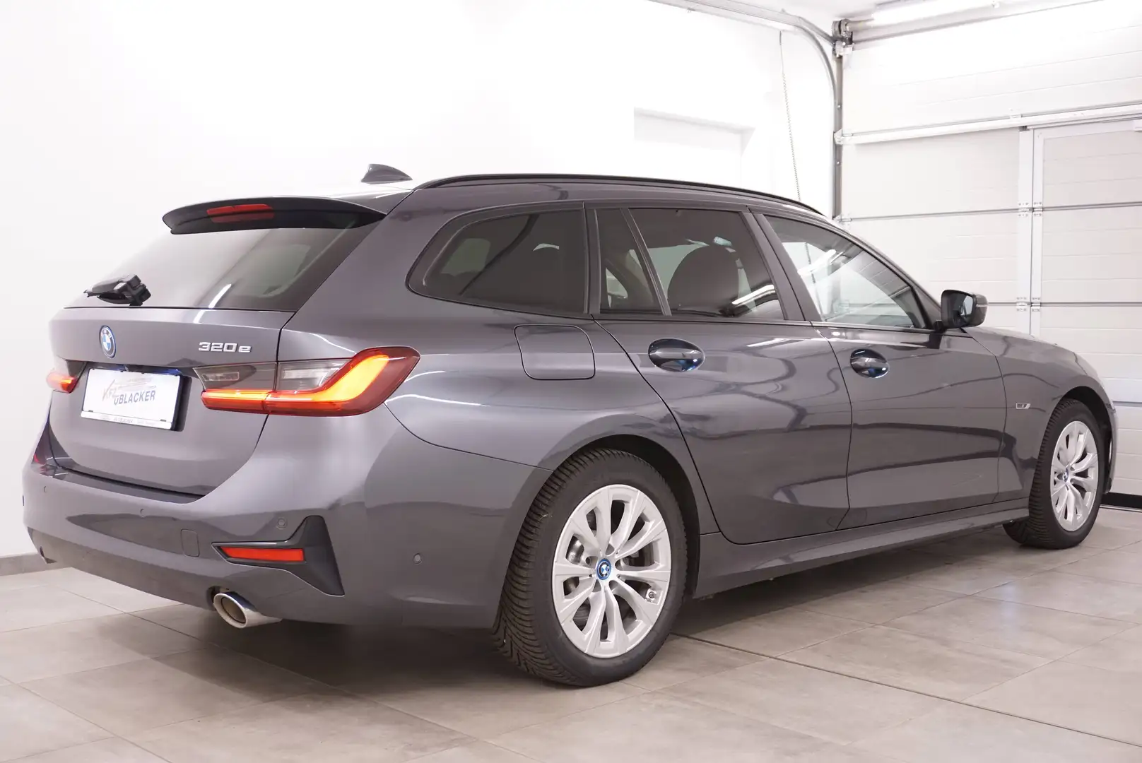 BMW 320 e Sport // Abstandstempomat // Panoramadach // Grau - 2