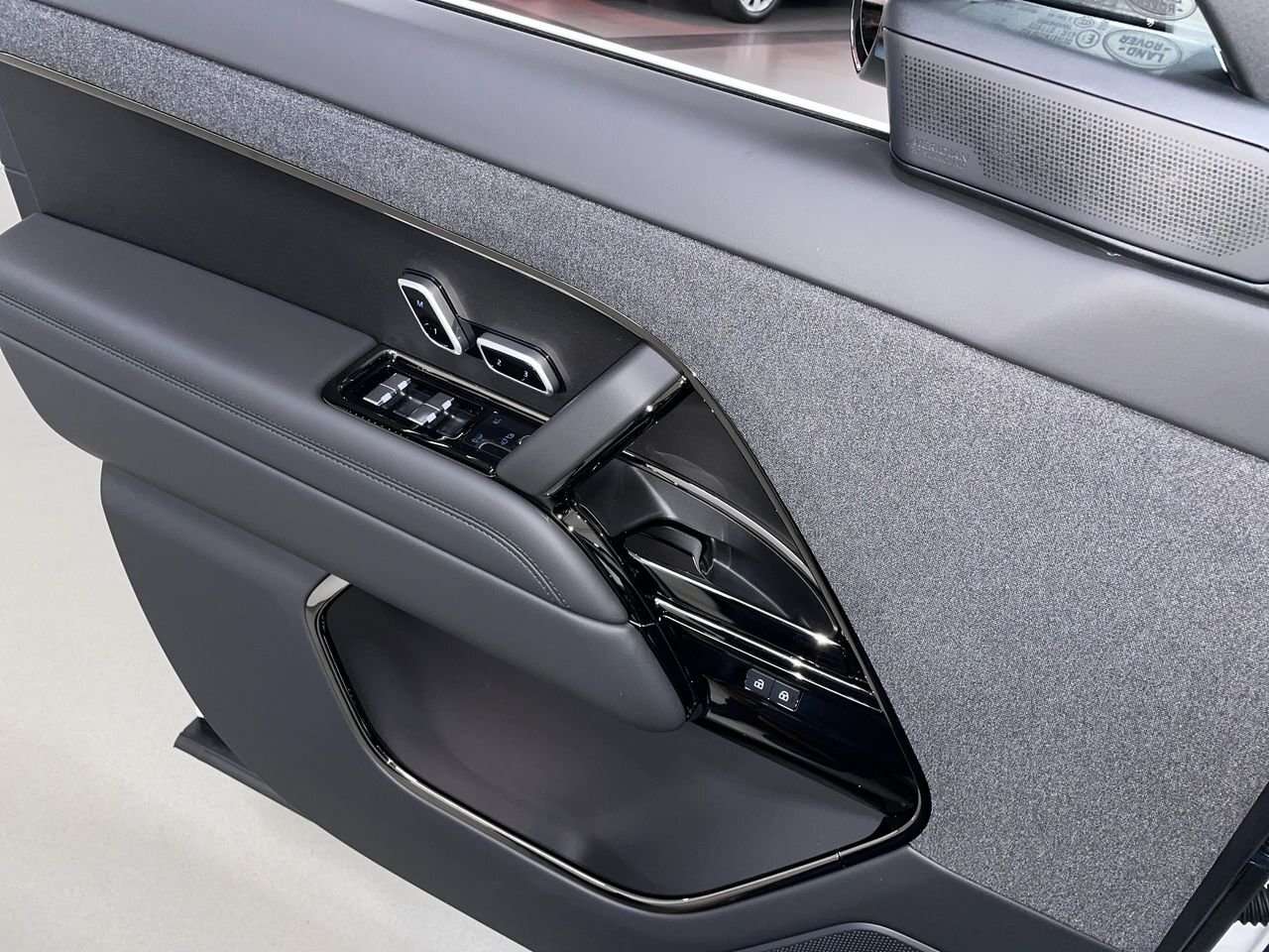2026 Land Rover Range Rover Sport Dynamic SE Black Exterior Pack | Towing Pack / thumb 21