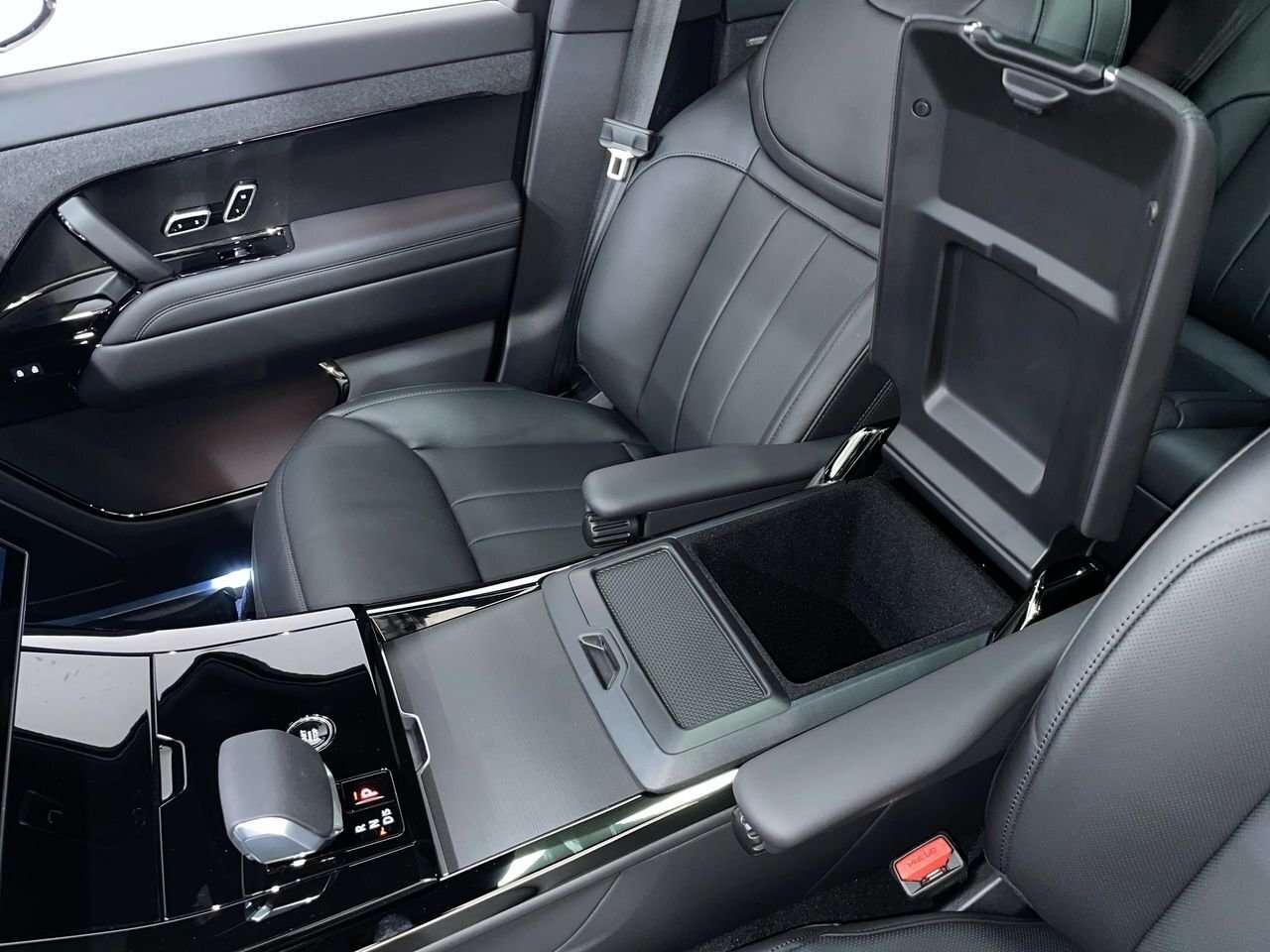2026 Land Rover Range Rover Sport Dynamic SE Black Exterior Pack | Towing Pack / thumb 29