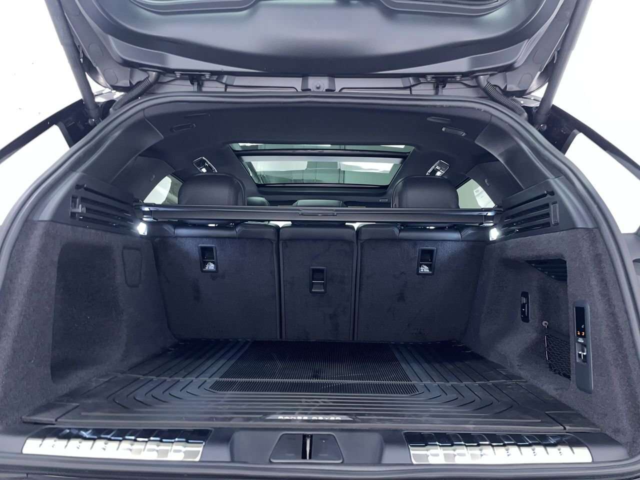 2026 Land Rover Range Rover Sport Dynamic SE Black Exterior Pack | Towing Pack / thumb 32
