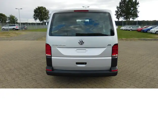 Volkswagen Transporter view 4