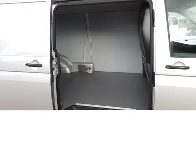 Volkswagen Transporter view 6