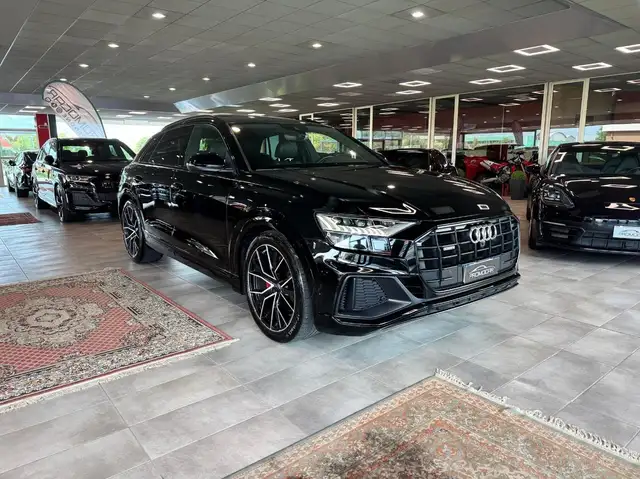 Audi Q8 view 3