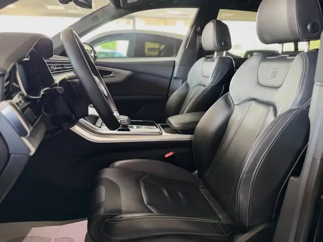 Audi Q8 view 8