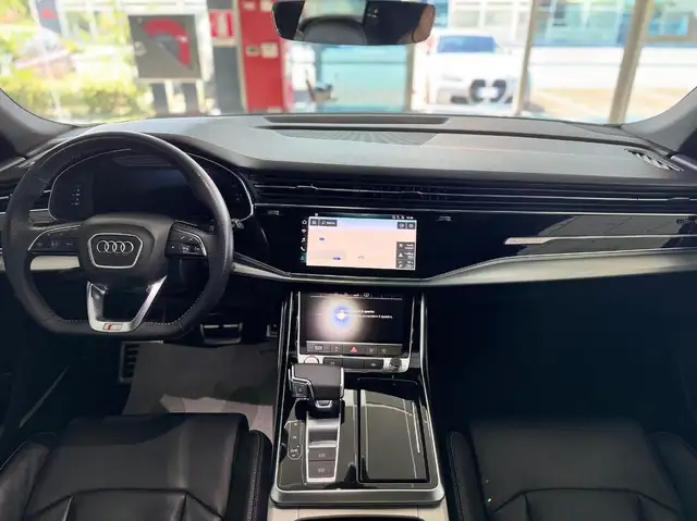 Audi Q8 view 10