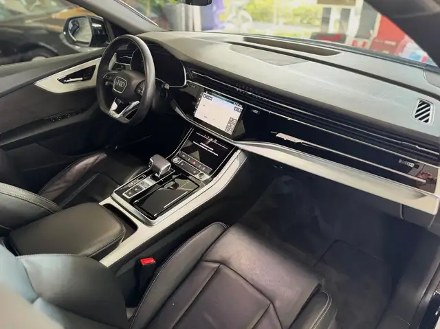 Audi Q8 view 12