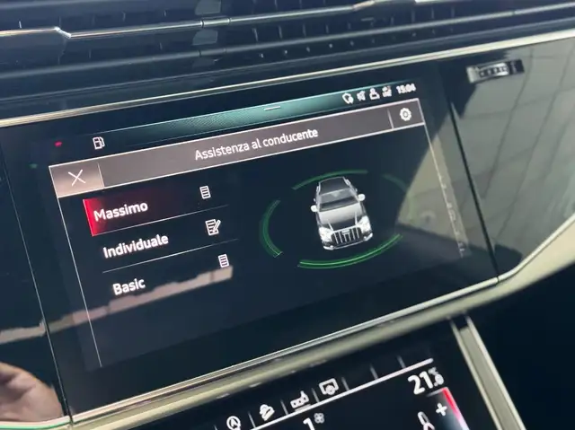 Audi Q8 view 28